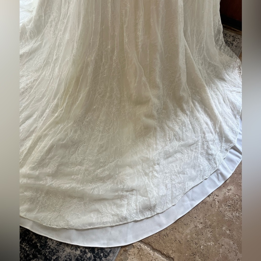 Oleg Cassini Collection Wedding Dress. Ivory in color. Size 6 - Picture 9 of 13